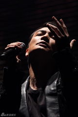 组图：李泉雪夜北京开唱 赞捧场观众很牛