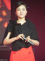 高清组图：陈思思献唱清新典雅 丝袜诱惑尽显长腿