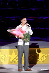 幻灯图：许志安同韩红红馆献唱 强调两人是兄妹