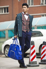 组图：吴奇隆春日“好色”出行 新街拍腔调十足