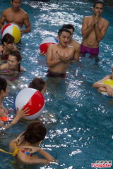 组图：王祖蓝泳池半裸 领八模跳停雨舞