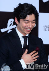 组图：孔侑黑西服帅气出席《嫌疑人》试映会