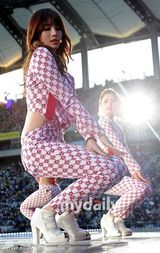 组图：韩团齐亮相梦想演唱会 少女时代网袜诱惑