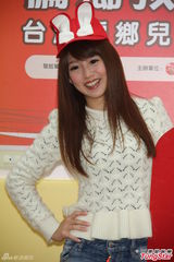 组图：郭书瑶捐金马奖金行善 挥毫自评不及格