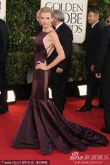 组图：泰勒斯威夫特鱼尾裙露背装亮相 盘发优雅