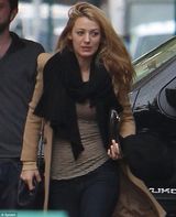 组图：莱弗利戴钻戒现身片场 超大黑围巾抢眼