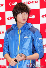 组图：李敏镐休闲装帅气亮相粉丝签名会