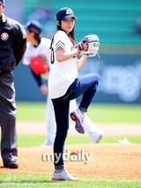 组图：韩国女艺人朴世英担任棒球比赛开球嘉宾