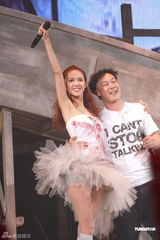 组图：薛凯琪开唱陈奕迅上台 避谈与方大同拍拖