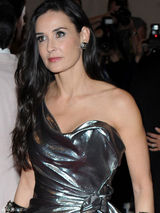 高清组图：纽约大都会庆典 黛咪-摩尔秀露肩礼服