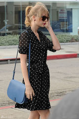 高清组图：泰勒-斯威夫特街拍波点裙搭配蓝包