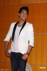 组图：天心黑色深V礼服性感出席记者会