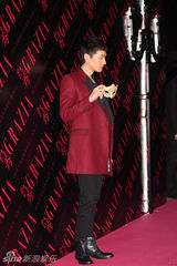 组图：胡歌红装出席时尚盛典 斩获风尚大奖