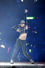 组图：容祖儿香港红馆开唱 与舞伴亲密不尴尬