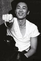 组图：朱亚文最新写真展现时尚多变风格