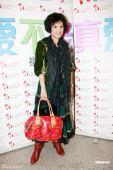 组图：蔡少芬捧场老公舞台剧 谢宁婚宴感动到哭