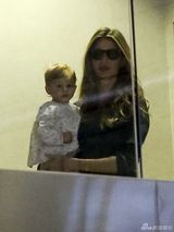 组图：邦辰抱女机场遭围堵 萝莉竖拇指比赞卖萌