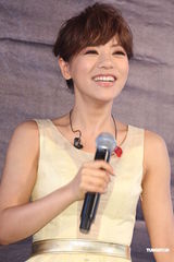 组图：丁当发片牵红线求姻缘 自曝曾被前男友劈腿