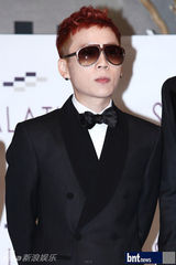 组图：ULALA SESSION成员金明勋召开婚礼记者会