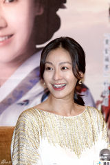 幻灯图集：李美妍赴台宣传新剧 白裙亮相高贵迷人