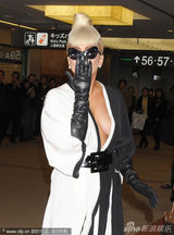 组图：Lady Gaga现身日本机场 真空上阵送飞吻