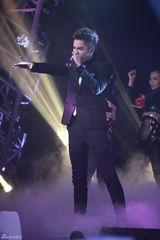 组图：范世琦居来提烟熏妆容翻唱EXO-M《MAMA》