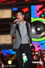 组图：王后驾到收官 谢霆锋李宇春孙燕姿热爆全场