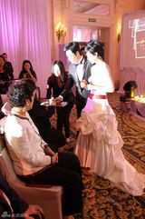 高清：罗嘉良环抱苏岩幸福满意 敬女婿茶笑容腼腆