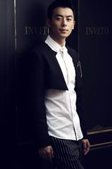 高清：朱亚文黑白型男写真 褪去青涩展时尚魅力