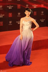 高清组图：贾青亮相上海电影节 高贵典雅现身红毯