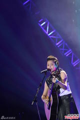 组图：萧敬腾上海开唱雨神未发威 被何韵诗调侃