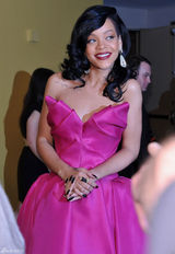 高清图：蕾哈娜玫红色宫廷式抹胸礼服性感亮相