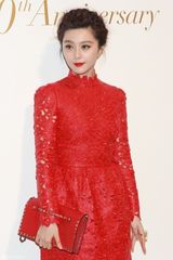 组图：范冰冰镂花红裙亮相烈焰红唇