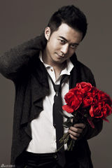 组图：杨奇鸣情人节写真手捧玫瑰绅士范