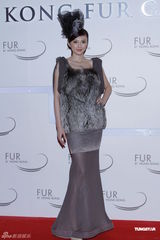 组图：周秀娜助阵香港毛皮时装展性感秀美胸