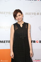 组图：陈妍希赞港男笑容满面 自掏腰包买专辑