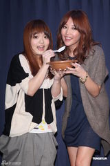 组图：A-Lin新专辑庆功签唱 徐佳莹现身站台