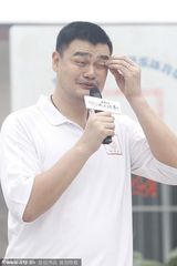 组图：姚明可爱女儿曝光 三岁小萝莉个头高