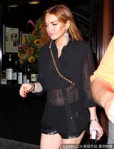 组图：林赛-罗韩脸部浮肿 透视衬衫性感露肚脐