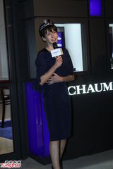 组图：苏菲玛索露排骨胸 嘟嘴搞怪获品牌高层吻手