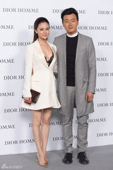 组图：佟大为再亮相时装秀 关悦低胸抢镜吸睛