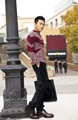 组图：杜淳俊朗街拍演绎早春时尚