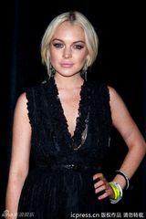 组图：林赛-罗翰出席派对 穿蕾丝低胸裙送香吻