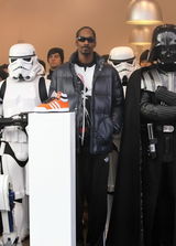 高清组图：饶舌歌手史努比狗狗参加《星战》展览