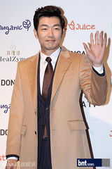 组图：韩星李珉廷秀香肩 泫雅等出席活动