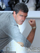 高清组图：《吾栖之肤》亮相 班德拉斯上窜下跳