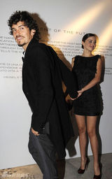 组图：奥兰多现身米兰时装周 细心呵护怀孕娇妻