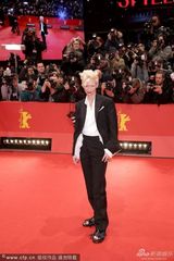 组图：蒂尔达-斯文顿帅气套装红唇气场强大