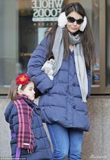 组图：凯蒂戴绒毛耳罩扮嫩 小苏瑞撅嘴成不爽妹