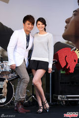 组图：吴亚馨拍吻戏调戏腼腆男 开火锅店圆梦